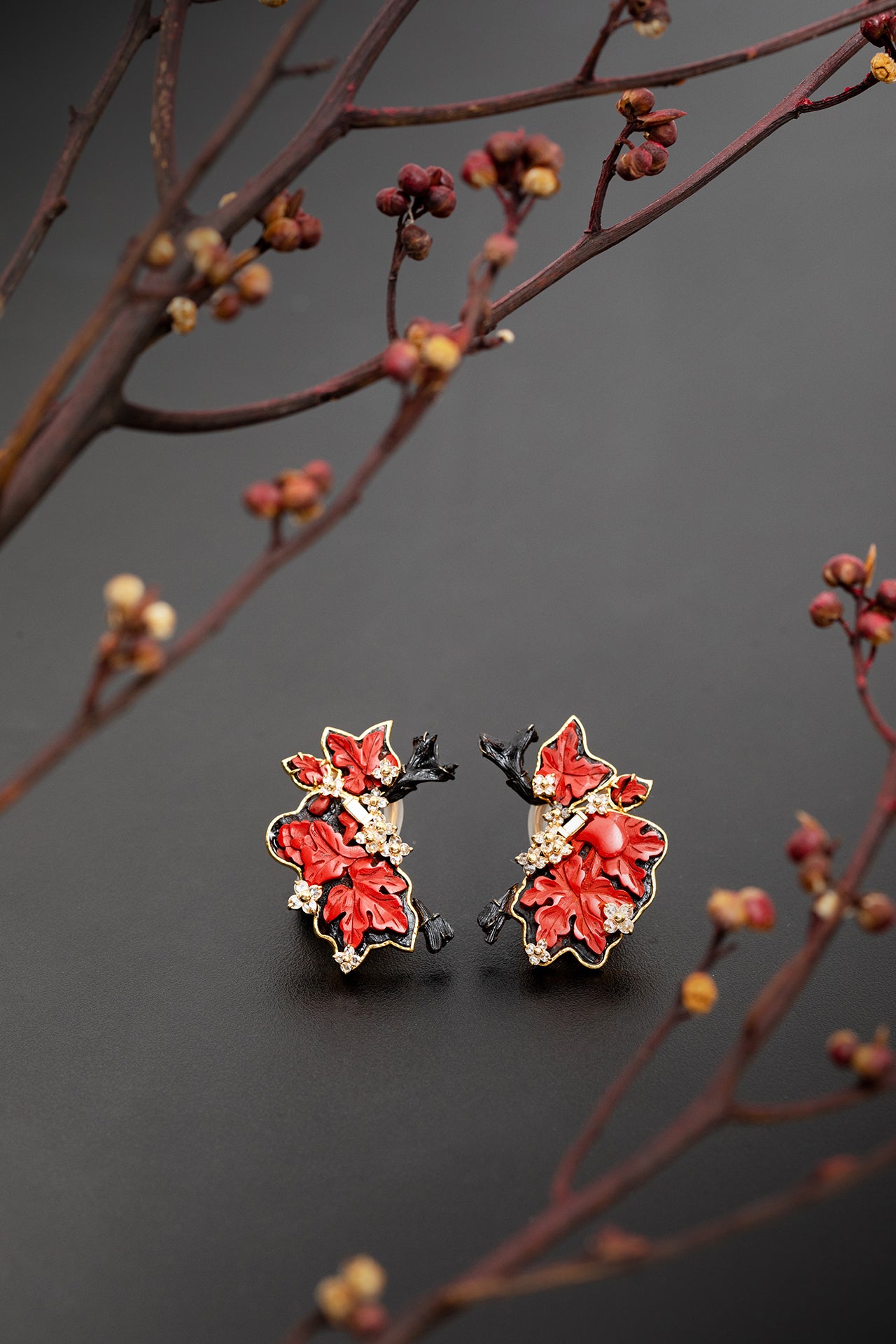 Red Lacquer Flower Earrings with Diamond